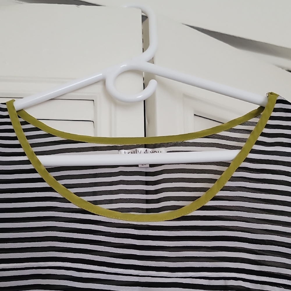 Black and White Boxy Relaxed Tank Top - Picture 7 of 9